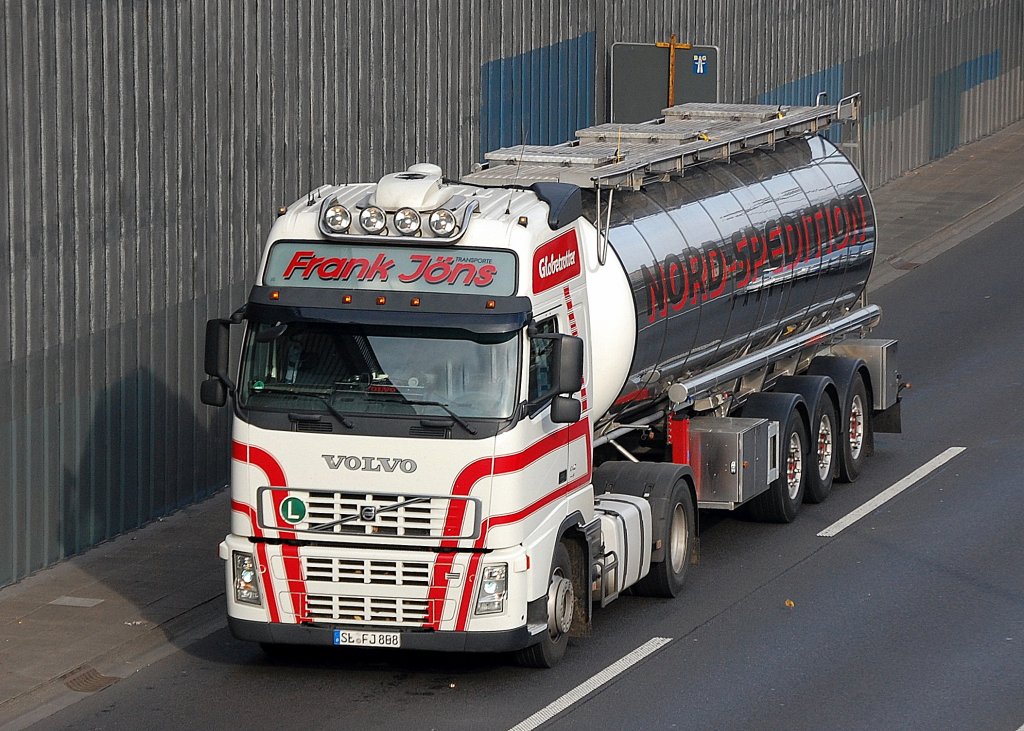 Eine VOLVO Zugmaschine der Fa. TRANSPORTE Frank J�ns mit Kesselauflieger (NORD-SPEDITION), 04.11.11 Berliner Stadtautobahn H�he Kaiserdamm.