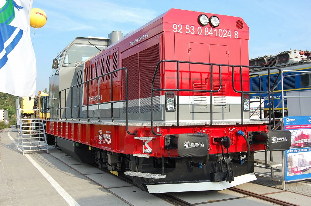 Eine weitere modernisierte Lok aus Rum�nien ist der Typ Carpathia 1300 DH-M, anscheinend ist im Bereich der Bahnindustrie selbst in L�ndern wo man sich eigentlich �berhaupt keinen Innovationen vorstellen kann, mehr los als ich es mir bisher vorstellen konnte, 24.09.10 InnoTrans 2010