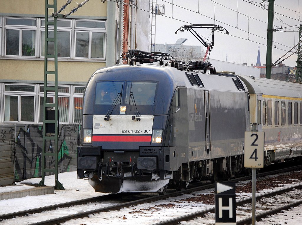 Eine weitere MRCE DISPO die schon l�nger in DB Diensten steht, ES 64 U2-001 (91 80 6182 501-7 D-DISPO, Bj.2001), mit dem Berlin-Warschau-Express Wagengespann Richtung Berlin-Gesundbrunnen unterwegs, 03.01.11 S-Bhf. Berlin-Wedding. 