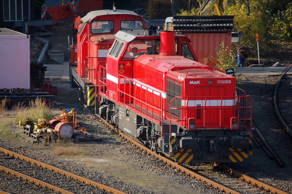 Einen Neuzugang nach neuesten Informationen f�r die BEHALA, die rote Vossloh Lok eine MaK G 1700BB (92 80 1277 806-8-D-VL) wurde neu angemietet und soll wohl auch noch in rotem Schriftzug BEHALA Logo erhalten, hier am 01.11.11 auf dem Berliner Westhafen neben dem Lokschuppen. 