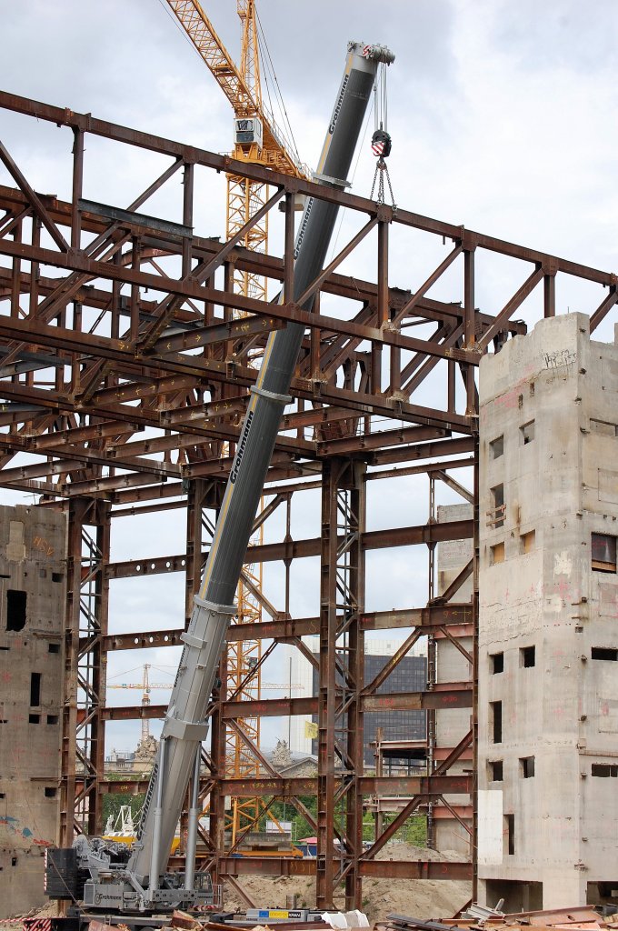 Einer der beiden Grohmann LIEBHER LTM 1500 Kr�ne tr�gt das obere Stahlskelett w�hrend der zweite eine Kanzel tr�gt wo einzelne Segmente herausgeschwei�t werden bei den Abri�arbeiten des Palast der Republik Berlin Mitte am 08.07.08