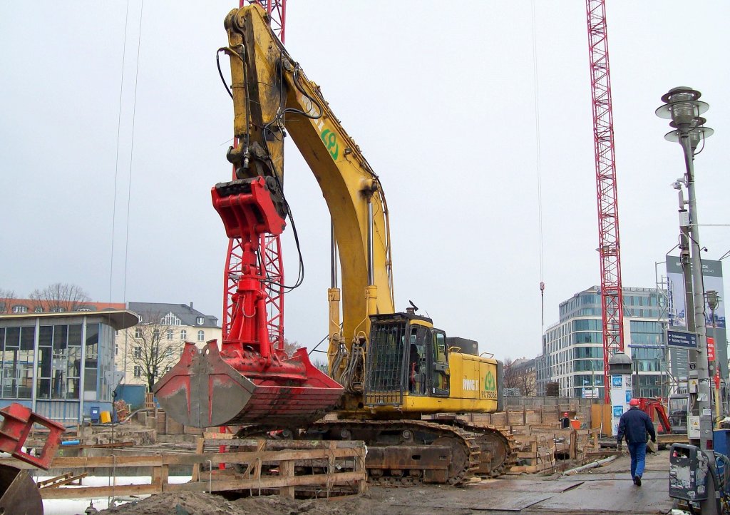 Einer der gr��ten Raupenbagger, den ich die letzten Jahre in Berlin  zu Gesicht bekommen habe, dieser KOMATSU PC750SE RWG I am 23.12.07 beim  Erdaushub f�r das hier geplante Hochhaus am S-Bhf. Berlin Friedrichstr.