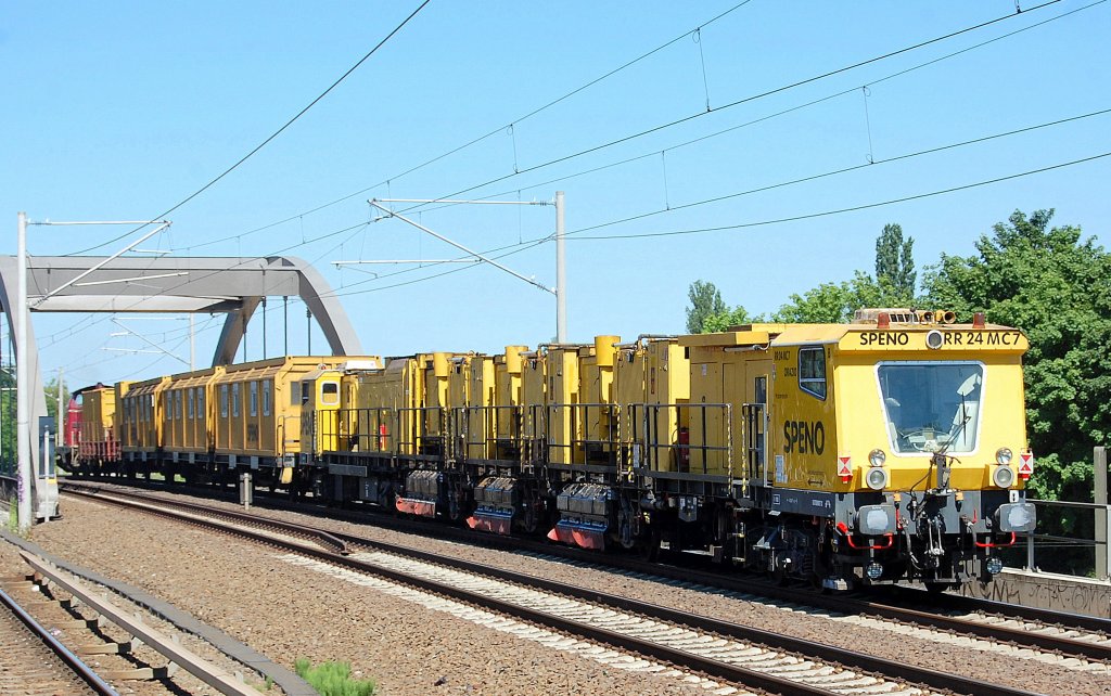 Einer der interessantesten Gleisbaumaschinenz�ge in diesem Jahr (2010) bisher war der von der V100 1041 (NeSa) gezogene Schienenschleifzug der Schweizer Firma SPENO Typ RR 24 MC7, er bestand aus diversen Arbeitswagen, den Schleifmaschinen mit Absaugvorrichtungen f�r den Schleifstaub als Triebwageneinheit, eine sehr moderne und recht umweltfreundliche Gleisbaumaschine, die es in dieser Art auch nur bei dieser international t�tigen Firma SPENO gibt, 27.06.10 Berlin-Pankow. 