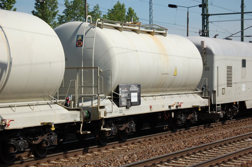 Einer der Kesselwagen mit Brackwasserf�llung des Unkrautvernichtungszuges eingestellt mit der Nr. 60 80 092 4502-8(P) der Fa. Bayer am 10.05.12 Bhf. Flughafen Berlin-Sch�nefeld.