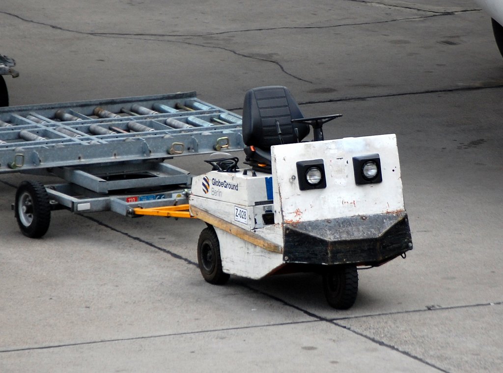 Einer der kleinsten Elektroschlepper der mir bisher auffiel, Hersteller +Typ? der Fa. GlobeGround, 19.07.08 Flughafen Berlin-Sch�nefeld.
