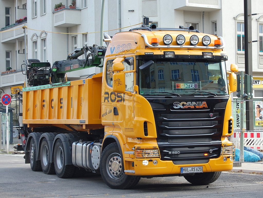 Einer der leistungsst�rksten Baukipper den ich bisher in Berlin sichtete ist dieser beeindruckende SCANIA R620 der Fa. ROSI(Rosemarie Schmidt) mit Hydraulikgreifarmaufsatz, 30.10.10 Berlin-Vinetastr. (Pankow).