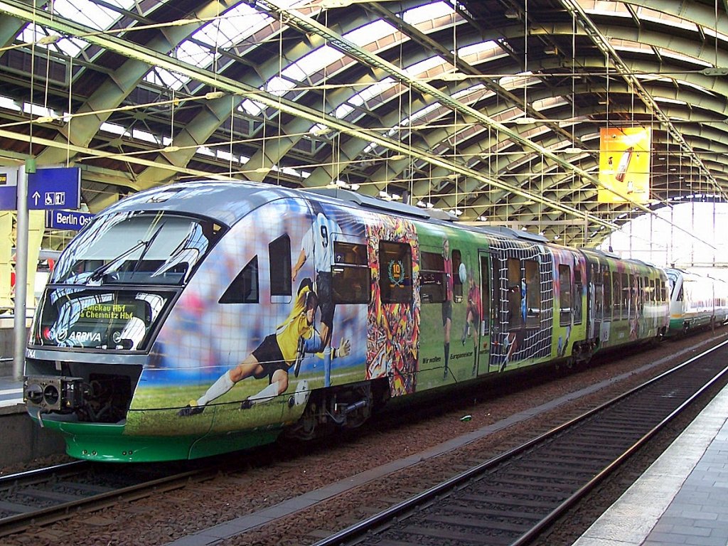 Einer der sch�nsten und bekanntesten Triebz�ge Deutschlands ist der sognannte  Fu�ballzug  der Vogtlandbahn es ist der Triebzug VT 04 A/B (95 80 0642 304-9 +95 80 0462 804-8 D-VBG, Siemens Bj.2000) + dahinter VT? als Vogtlandexpress Richtung Zwickau via Chemnitz, Sommer 2008 Berlin Ostbhf.