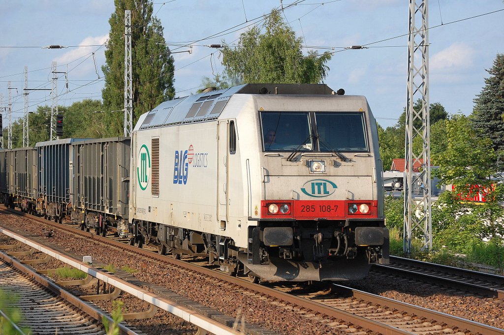 Einer der selten verkehrenden G�terz�ge f�r Sand- bzw. Kiestransporte aus Richtung Basdorf kommend mit Ganzzug offener G�terwagen gezogen von der ITL Lok 285 108-7 am 05.07.13 Richtung Karower Kreuz Berlin. 