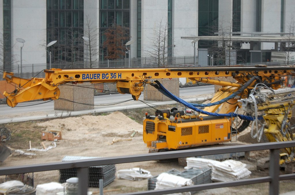 Eingeklapptes System BAUER BG 36 H am 16.02.11 auf der neuen Gro�baustelle mitten im Berliner Regierungsviertel. (Bild aus dem S-Bahnfenster heraus)