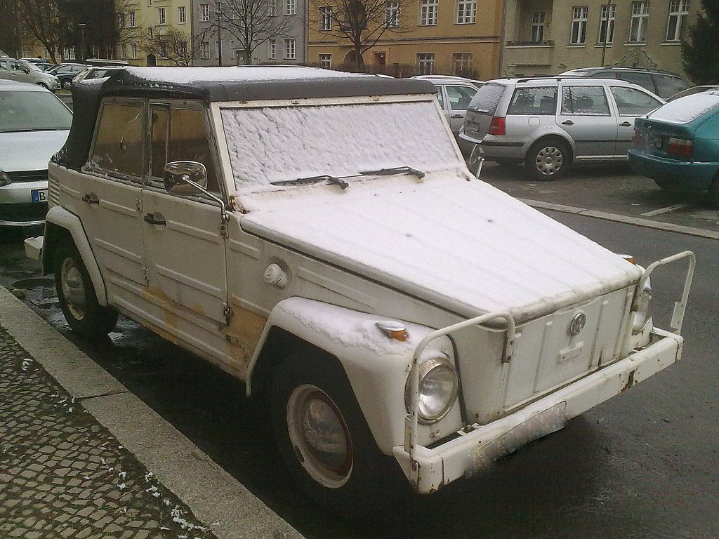 Einst als reines Milit�rfahrzeug f�r die Bundeswehr konzipiert, der Gel�ndewagen VW 181 Kurierwagen, er wurde ab 1968 produziert (Produktionsende 1980)es gab ihn auch vereinzelt f�r private Abnehmer, auch in S�damerika und den USA wurde das Modell gebaut. Heutzutage ein beliebter OLdtimer, hier ein zum Teil aufgefrischtes Exemplar in wei�, 11.01.13 Berlin-Pankow. 