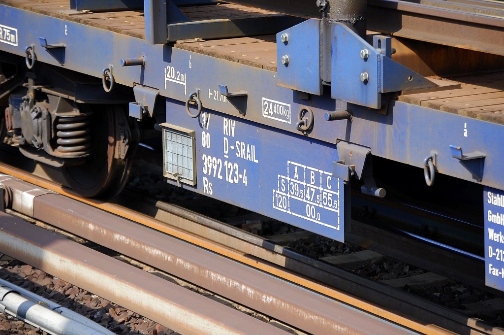 Einstellungs- und Typenbezeichnungstafel des Drehgestellflachwagen der Stahlberg Roensch GmbH u. Co.KG am 03.04.10 S-Bhf. Berlin-Ostkreuz. 