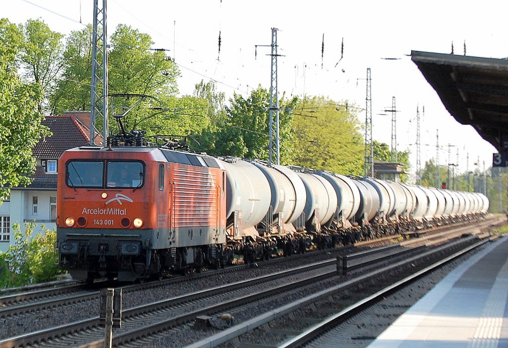 EKO Trans 143 001 (91 80 6143 001-6 D-EKO) mit gemischtem Kessel- und Silowagenzug Richtung Bernau, 05.05.11 Berlin-Karow.