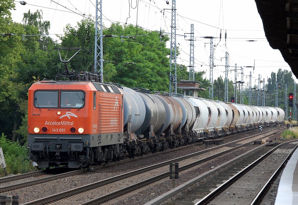 EKO Trans 143 001 (91 80 6143 001-6 D-EKO, Bj. 1982) mit einem gemischten Kessel- und Silowagenzug Richtung Bernau, 01.07.10 Berlin-Karow.