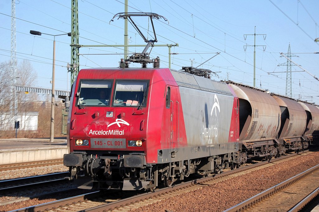 EKO Trans 145-CL 001 (91 80 6145 081-6 D-EKO) mit einem Ganzzug Staubsilowagen (Kohlestaub), 07.03.11 Bhf. Flughafen Berlin-Sch�nefeld. 