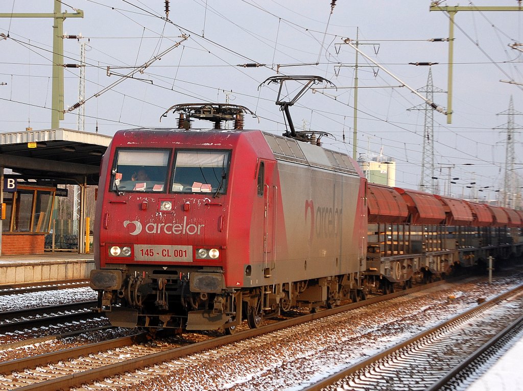 EKO Trans 145-CL 001 (91 80 6145 081-6 D-EKO, Bj. 1999) unterwegs mit Sch�ttgutwagen, 19.12.09 Bhf. Flughafen Berlin-Sch�nefeld.