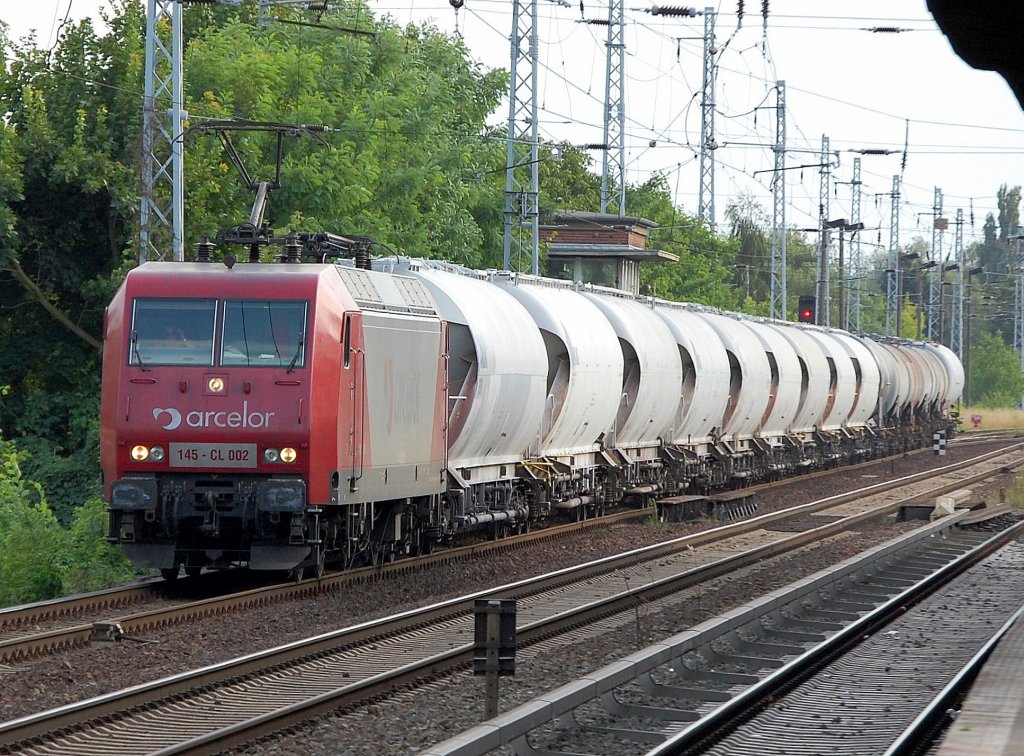 EKO Trans 145-CL 002 (91 80 6145 082-4 D-EKO, ADtranz Bj.2000) mit gemischtem Kessel- und Silowagenzug Richtung Bernau, 24.07.08 Berlin-Karow.