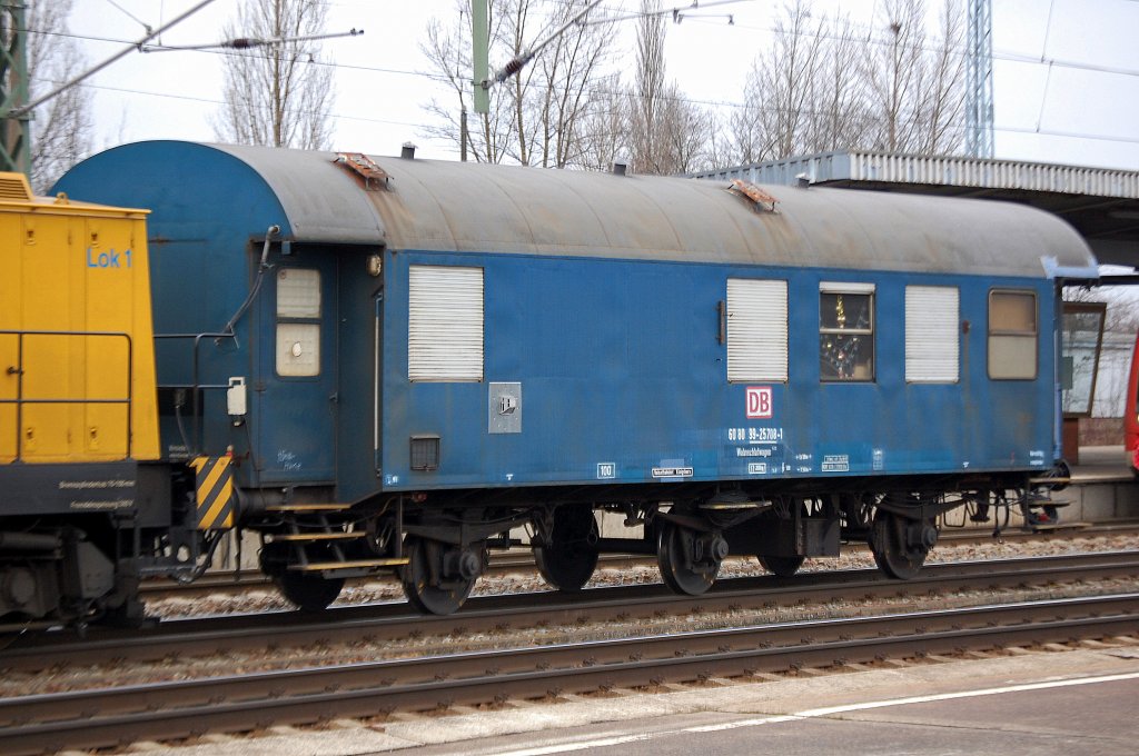 Endlich bekomme ich auch mal so einen alten Dreiachs DB Bahnbauwagen zu Gesicht (bisher hatte ich sowas nur als H0 Modell zur Hand), es ist ein Wohnschlafwagen 423 eingestellt mit der Nr. 60 80 99-25708-1 Heimatbahnhof K�nigsborn, anscheinend innen noch dekoriert mit Weihnachtsschmuck und in Benutzung einer Kindergrupe oder sowas? Jedenfalls wurde dieser Wagen am 07.02.11 von den beiden DB Bahnbau Gruppe Loks 710 968-9 + 710 967-1 durch den Bhf. Flughafen Berlin-Sch�nefeld gezogen.