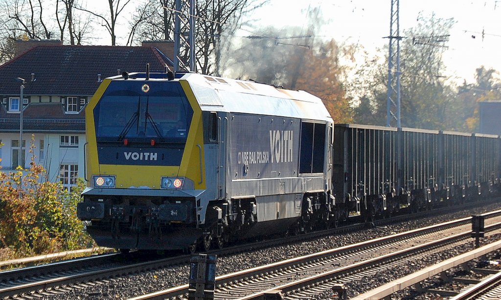 Erst in diesem Jahr im grenz�berschreitenden Dienst t�tig, die NBE Group mit der polnischen Firma MBE RAIL POLSKA und der angemieteten Voith Maxima 40CC (92 80 1264 002-7-D-VTLT) und Ganzz�gen mit gr�nen offenen G�terwagen der polnischen Firma  CARBO  Holding Sp.z.o.o., hier am 29.10.12 Richtung Bernau w�hrscheinlich mit einer Baustofflieferung Richtung Polen nach Sczcecin.  