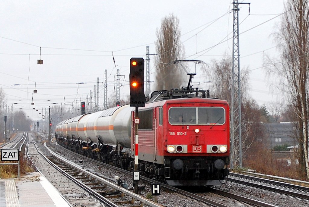 Erstes G�terzugbild im Jahr 2012 wie sollte es anders sein, eine DB 155�r. 155 010-2 mit Ganzzug Gasdruckkesselwagen Richtung Karower Kreuz Berlin, 02.01.12 Berlin-Karow. 