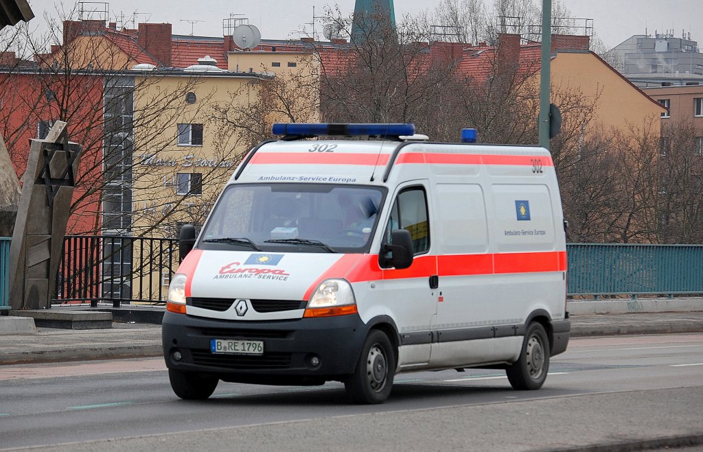 Erstsichtung f�r mich, ein Renault KTW mit Berliner Kennzeichen mit der Bezeichnung Ambulanz-Service Europa, ob die Firma speziell in Berlin oder europaweit t�tig ist, bisher unbekannt, 28.02.13 Berlin-Putlitzbr�cke.  