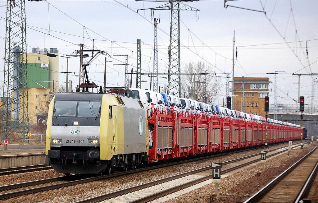 ES 64 F-902 (91 80 6152 197-0 D-ITL) mit PKW-Transportwageneinheiten(STVA) beladen mit fabrikneuen VW-Caddy aus dem VW-Werk in Polen (Poznan), 14.03.12 Bhf. Flughafen Berlin-Sch�nefeld.