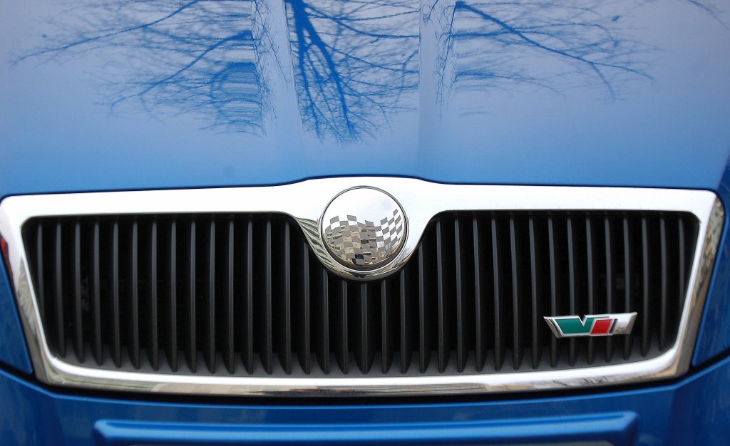 Es ist bereits das zweite Mal, das mir anstelle eines Skoda Firmenlogos bei einem Skda Octavia RS dieses silberne Emblem begegnet, konnte bisher nicht ermitteln wof�r oder f�r welche Fa.? diese Logo steht oder modisches Tuning, 20.11.12 Berlin-Pankow. 