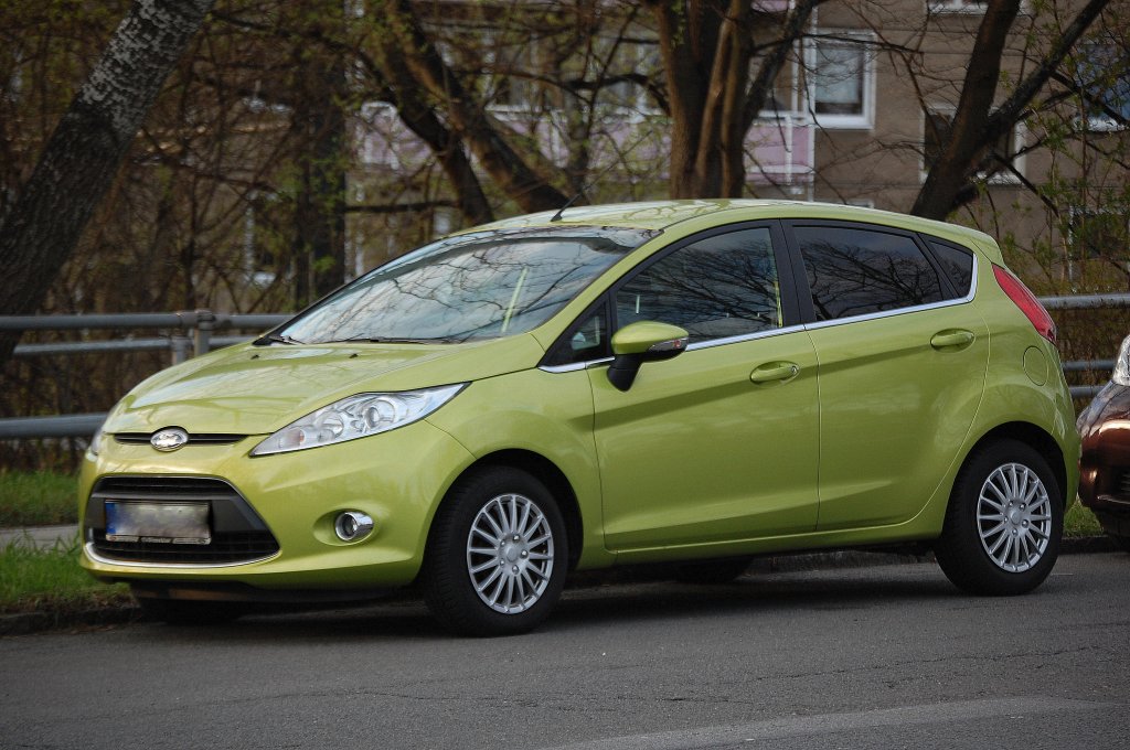 Es fing als klassische Kleinwagenserie an, der Ford Fiesta in der ersten Generation war weder auff�llig noch besonders ansprechend im Vergleich zu der aktuellen Version die ich eher zur sogenannten Kompaktklasse z�hlen w�rde. Der Ford Fiesta `09, die  siebte Generation (Typ JA8) seit 08/2008 auf dem Markt, hier die f�nft�rige Version in Metalikgr�n, 05.04.12 Berlin-Heinersdorf.  
