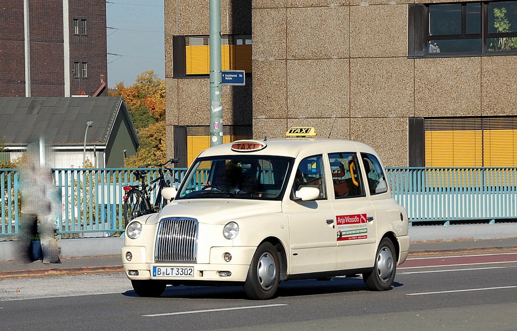 Es gibt in Berlin zwar inzwischen durchaus eine Modellvielfalt bei der riesigen Flotte von Taxifahrzeugen in der Stadt, eine echte Ausnahme stellen allerdings immer noch die echten moderneren Fahrzeuge von LTI aus Gro�britannien dar. Hier das 1997 produzierte Modell LTI TX1, ein echter Linkslenker der wohl sogar rollstuhlgerecht f�r behinderte Menschen geeignet sein soll, ein echter Hingucker auch wenn die �lteren Londoner Taxi mich mehr beeindrucken, 18.10.12 Berlin-Putlitzbr�cke.