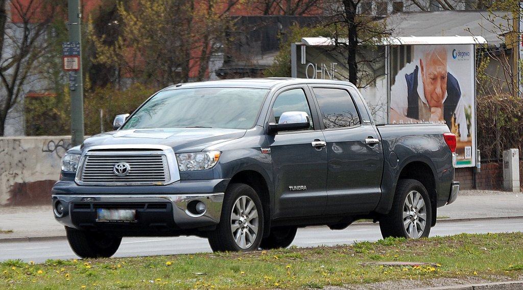 Es ist schon wirklich unglaublich, ich glaube langsam wirklich, das man in Berlin so ziemlich jedes Pickup Modell ob heimische Typen oder Exportwagen fr�her oder sp�ter sichten kann, hier ein nur in den USA hergestellter und produzierter Japaner, der legend�re Toyota TUNDRA Pickup in der Ausf�hrung 1.Generation (Produktionszeitraum 2000-2006), 18.04.12 Berlin-Beusselbr�cke. 