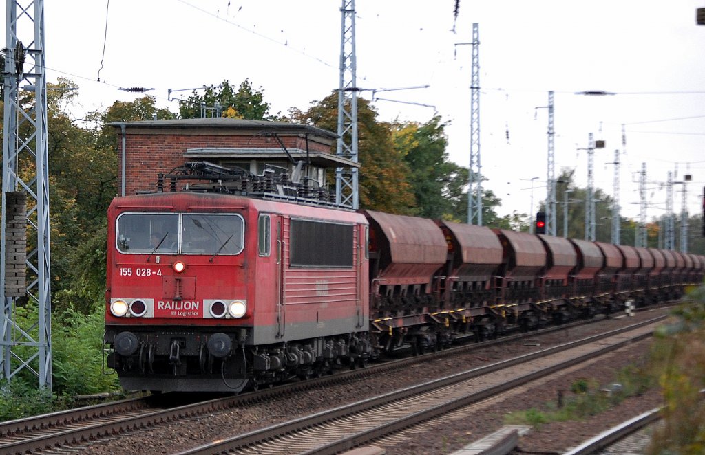Es wird zu dunkel f�r Bilder, hier noch 155 028-4 mit einem Ganzzug Sch�ttgutwagen, 05.10.12 Berlin-Karow.