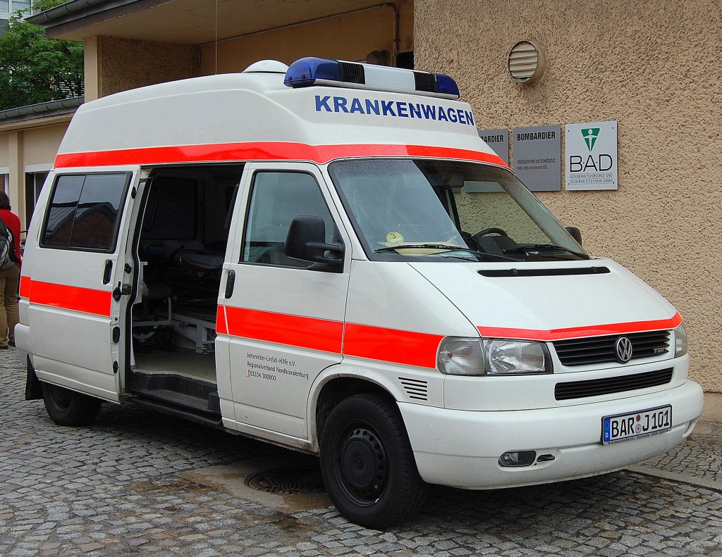 Etwas modernerer VW TDI Krankentransportwagen der Johanniter, Kreisverband Nordbrandenburg, 16.05.09 Tag deroffenen T�r Bombardierwerke Hennigsdorf.