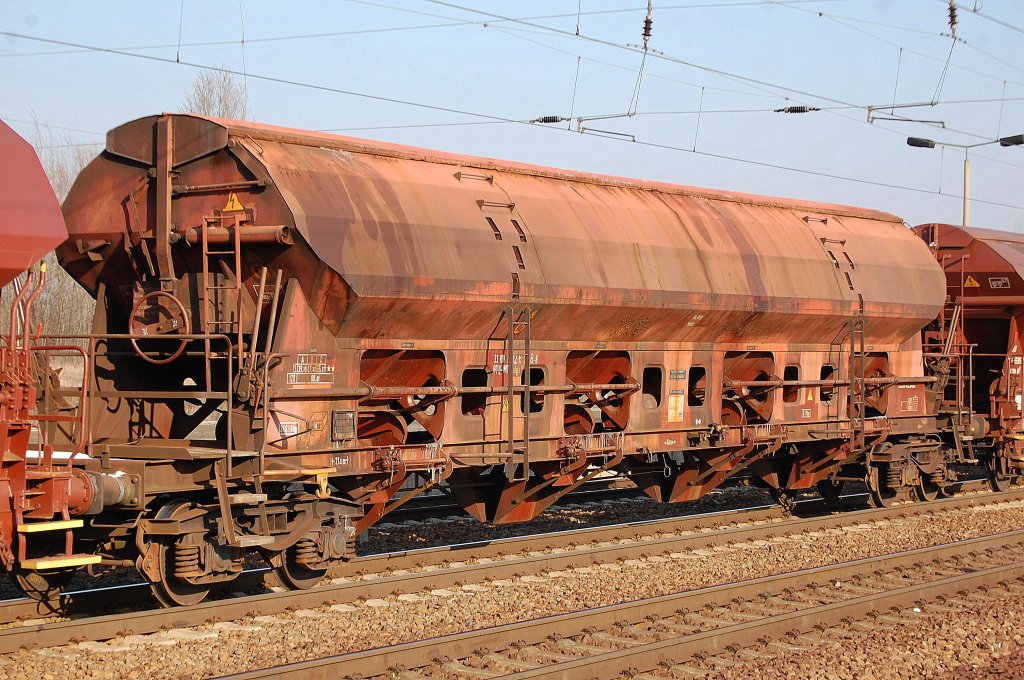 Ex DB Sch�ttgutwagen mit Schwenkdach vermietet an die Fa. skw Piesteritz f�r das Ladegut PIAMON 33 S (schwefelhaltiger Stickstoffd�nger), der Wagen ist mit der Nr. 30 RIV 80 D-WITT 082 6 018-8 Tadgs 959 eingestellt, 31.01.12 Bhf. Flughafen Berlin-Sch�nefeld. 