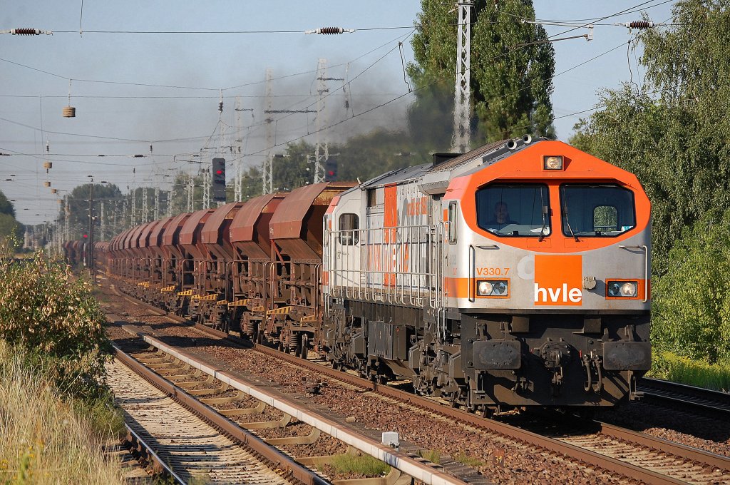 Ex OHE Tiger, jetzt hvle Orange Tiger V330.7 (250 005-6) hat einen Ganzzug Sch�ttgutwagen vom Baustoffhandel N�he Sch�nerlinde abgeholt und f�hrt nun auf dem Hauptgleis Richtung karower Kreuz Berlin, 02.08.13