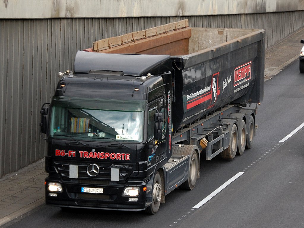 Fa. B�-Fi Transporte MB ACTROS V6 1847 mit gro�volumigen Sattelkipperauflieger, 21.09.10 Berliner Stadtautobahn H�he Knobelsdorffstr.