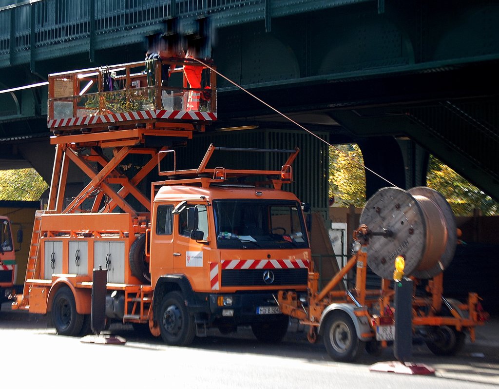 Fa. Fahrleitungsbau?, ein MB Spezialfahrzeug mit Teleskoparbeitsb�hne verlegt die TRAM-Hochleitung neu und schiebt einen H�nger mit Kabeltommel direkt vor sich her, 09.10.09 Berlin Sch�nhauser Allee.