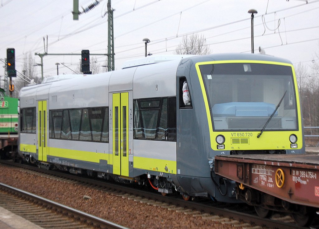 Fabrikfrischer RegioShuttle f�r die Agilis Verkehrsgeseelschaft, VT 650.720 (95 80 0650 720-5 D-AGIL) auf �berf�hrungsfahrt am 16.02.11 Bhf. Flughafen Berlin-Sch�nefeld.