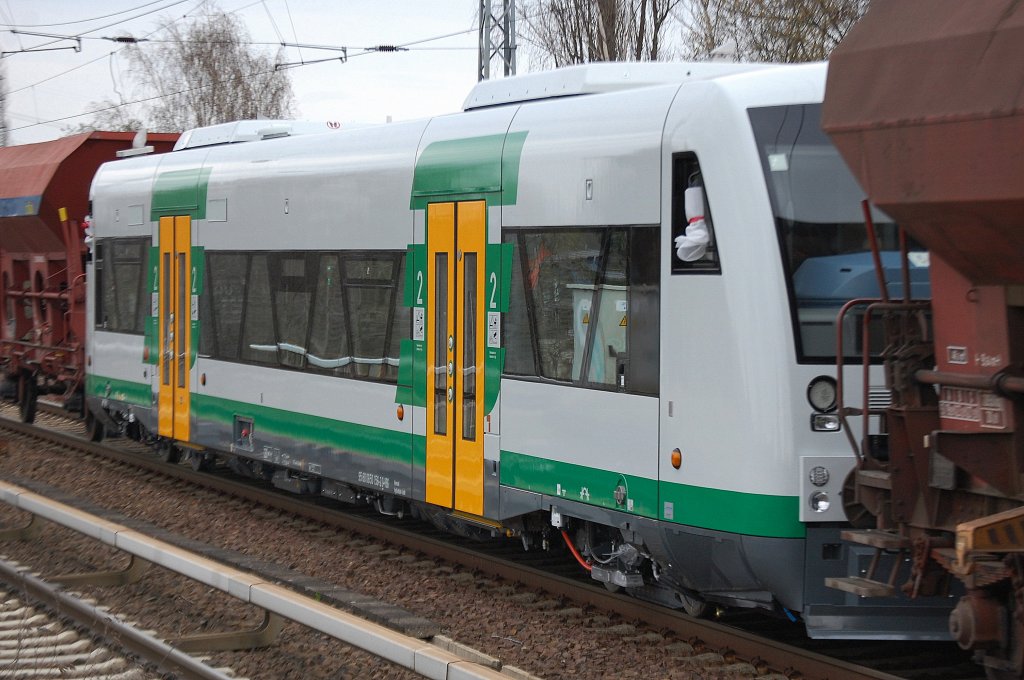 Fabrikneuer RegioShuttle Bj.2012 f�r die Vogtlandbahn, der VT 56 (95 80 0650 156-2 D-VBG) bei der �berf�hrung durch die Lok EIB 22/Lisa2 am 10.04.12 Berlin-Karow. Insgesamt hat die VBG wohl 8 Triebz�ge bei Stadler geordert !!!
