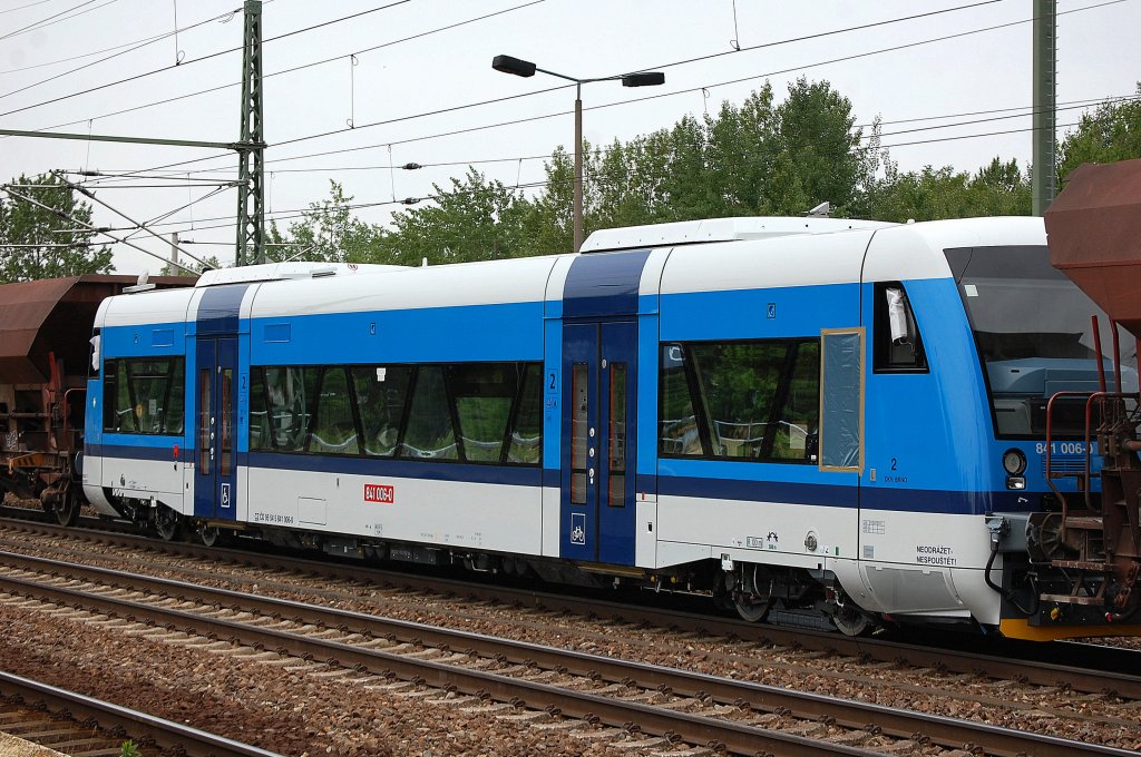 Fabrikneuer RegioShuttle f�r die tschechische Staatsbahn mit der Nr. 841 006-0 8CZ CD 95 54 5 841 006-0) bei der �berf�hrung durch 211.074 der Erfurter Gleisbau GmbH am 14.06.12 BHf. Flughafen Berlin-Sch�nefeld. 