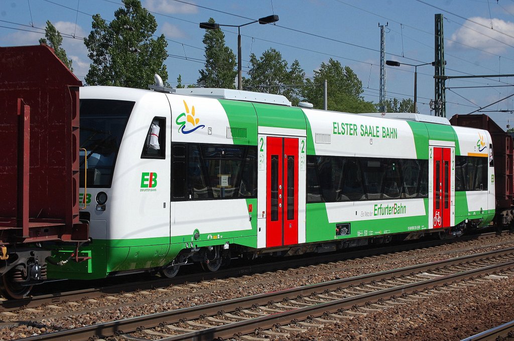 Fabrikneuer RS1 f�r die neue ELSTER SAALE BAHN der Erfurter Bahn mit der Nr. 95 80 0650 250-3 D-EIB bei der �berf�hrung am 14.05.12 Bhf. Flughafen Berlin-Sch�nefeld durch 228 758-9.