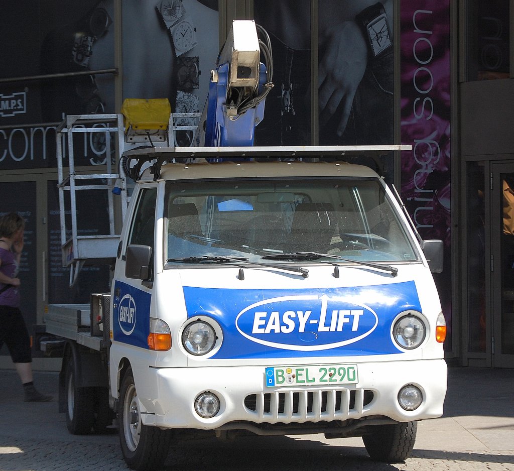 Fahrzeugtyp?, ich erhielt zwei Tips. Ich denke auch es ist ein Hyundai Porter der dritten Generation wie er von 1996-2004 hergestellt wurde mit Arbeitsb�hne der Firma EASY-LIFT aus Berlin, 24.05.09 Berlin.