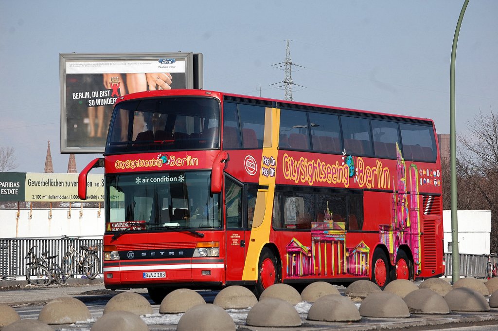 Farbiger SETRA S 316 HDS Doppelstockreisebus, die etwas �ltere Version f�r CitySightseeing Touren in Berlin, 26.03.13 Berlin Beusselbr�cke.