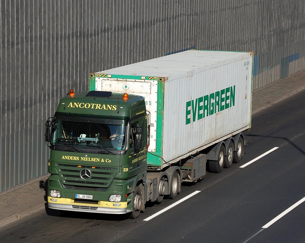 Farblich aufeinander abgestimmt diese MAN Zugmaschine der Fa. ANCOTRANS/ANDERS NIELSON & CO und der wei�gr�ne EVERGREEN Container als Beladung, 25.10.10 Berliner Stadtautobahn H�he Kaiserdamm.