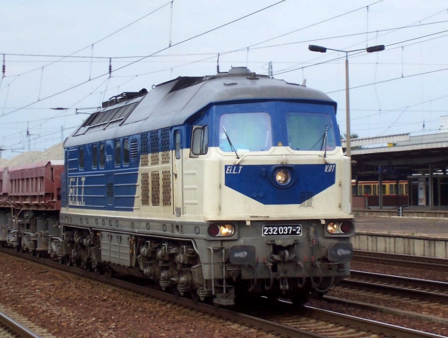 Farblich eine der sch�nsten Ludmilla, die V.01 232 037-2 (Lugansk, Bj.1974) der inzwischen insolventen Ei.L.T GmbH am 20.07.07 bei der Durchfahrt im Bhf. Flughafen Berlin-Sch�nefeld. (aktueller Verbleib ist mir unbekannt)