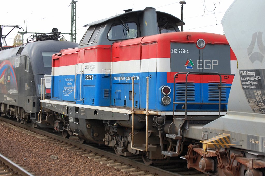 Farblich unver�ndert pr�sentiert sich die EGP-Lok 212 279-4 (92 80 1212 279-4 D-EGP), hier hinter der Leasinglok ES 64 U2-002 der EGP am Haken am 06.10.10 bei der Durchfahrt im Bhf. Berlin-Sch�nefeld Flughafen.