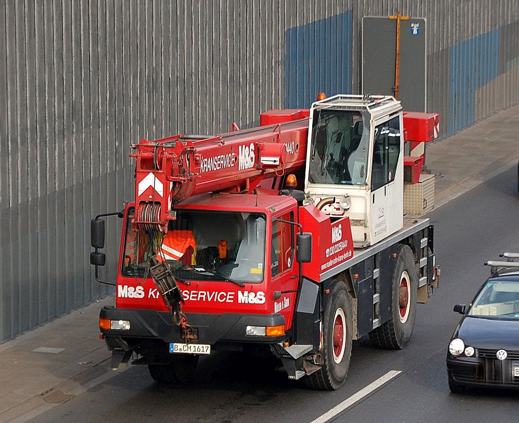 FAUN ATF 30 Fahrzeugkran der Fa. M&S KRANSERVICE, 04.11.11 Berliner Stadtautobahn H�he Kaiserdamm.