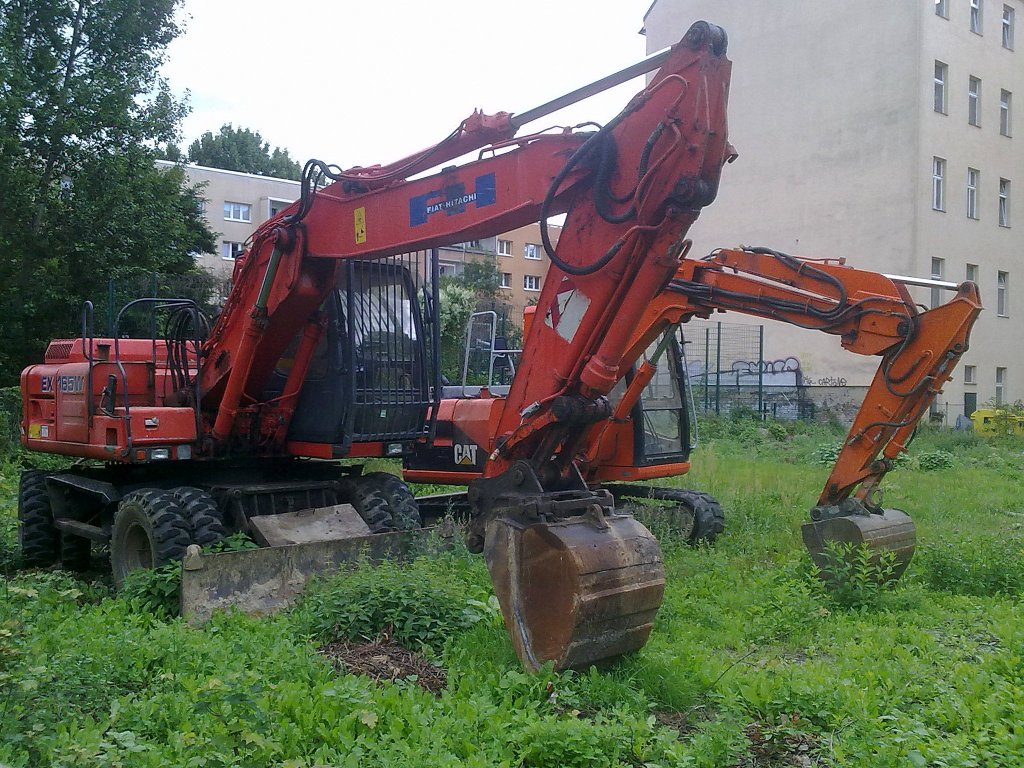 FH (Fiat-Hitachi) EX 165W Mobilbagger der Fa. BOME BAU GMBH und daneben ein �lterer relativ kleiner CAT 307 Raupenbagger, 09.08.12 Berlin-Pankow.