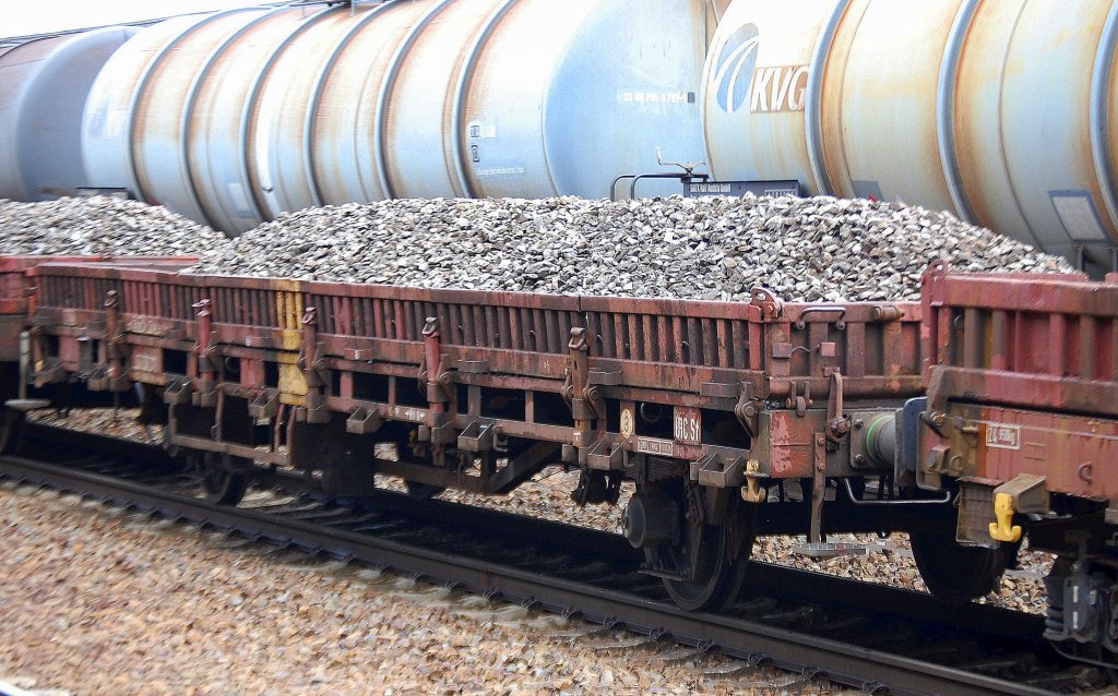 Flachwagen der DB mit Altschotter beladen mit der Nr. 42 80 D-DB 3467 286-8 Kls-x 448, 18.07.12 Bhf. Flughafen Berlin-Sch�nefeld.