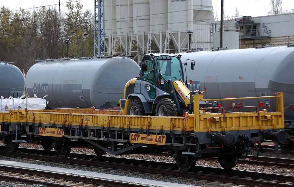 Flachwagen der Fa. LAT mit Radlader kramer ALLRAD 280 (Leasingbaumaschine) beladen, 16.04.12 Berlin Greifswalder Str.
