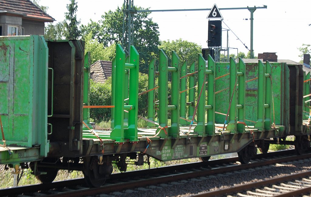 Flachwagen mit Rungen f�r Holztransporte eingestellt mit der Nr. 27 RIV 80 D-VTGF 4306 081-5 Laars vom Wageneinsteller VTG France SAS, 23.05.12 Berlin-Blankenburg. 