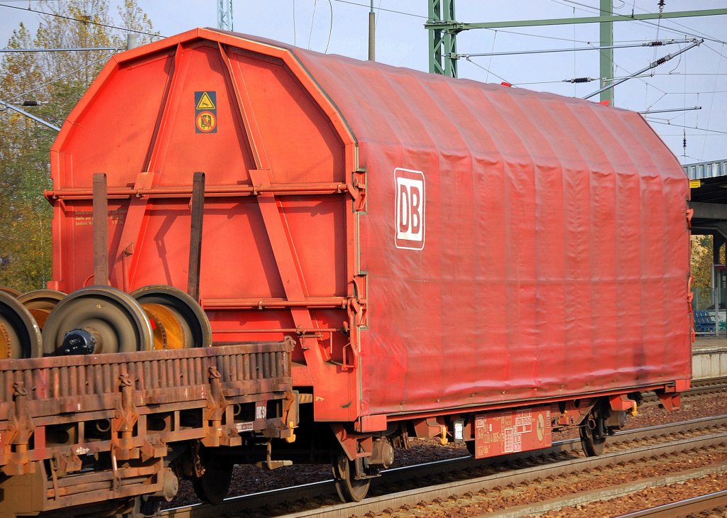 Flachwagen mit zwei Rads�tzen und �ffnungsf�higem Planendach der DB, eingestellt mit der Nr. 31 80 D-DB 338 4 065-1 Kijls 450. Dieser Wagentyp ist nicht allzu h�ufig zu sichten, er wird f�r n�sseempfindliche G�ter verwandt und hat auch Vorrichtungen zum schnellen Ladesicherung, 31.10.09 Bhf. Flughafen Berlin-Sch�nefeld